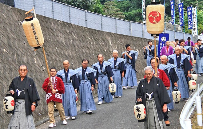 たいまつ行列